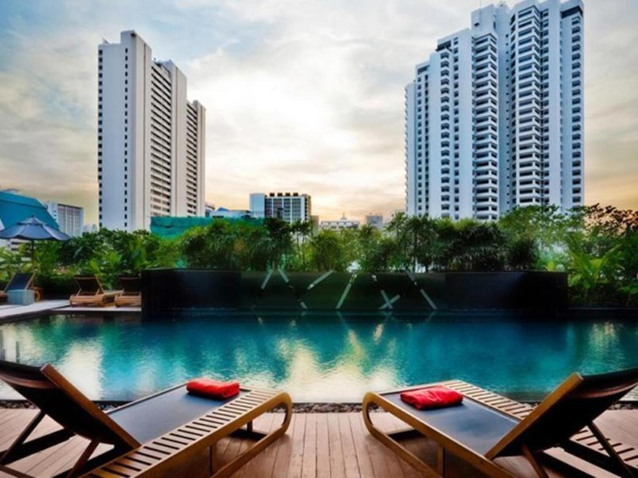 الشقق الفندقية أجنحة فرايزر سوكومفيت - بانكوك المظهر الخارجي الصورة The pool at the hotel
