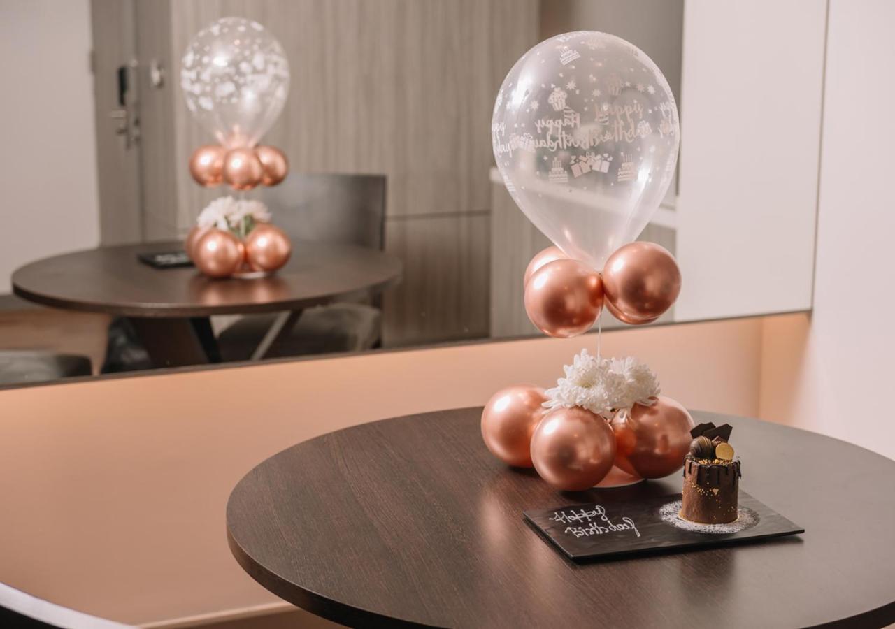 الشقق الفندقية أجنحة فرايزر سوكومفيت - بانكوك المظهر الخارجي الصورة A balloon centerpiece