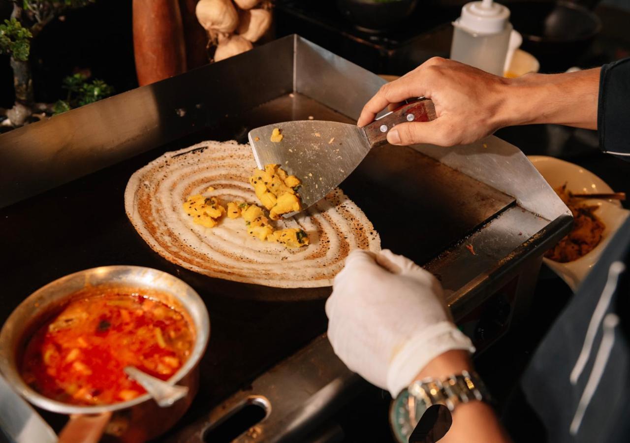 الشقق الفندقية أجنحة فرايزر سوكومفيت - بانكوك المظهر الخارجي الصورة Masala dosa being prepared